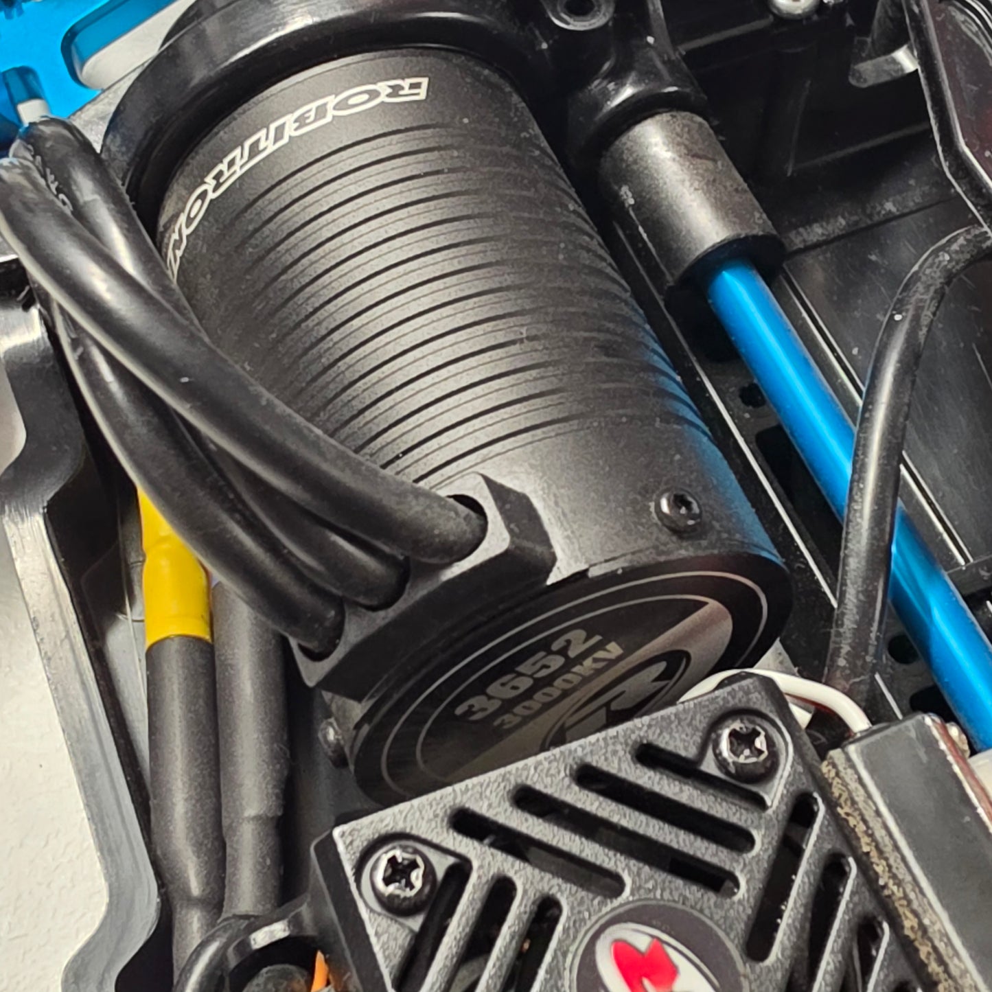 D'OCCASION Tamiya TT-02 + Robitronic Razer ten G2 Brushless Combo 60A 3652 3000kV + Servo Yeah Racing